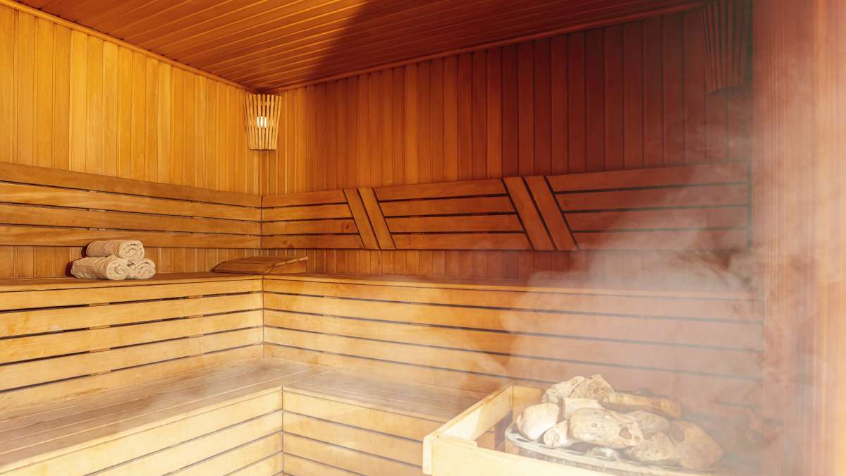 Een traditionele Finse sauna installeren.