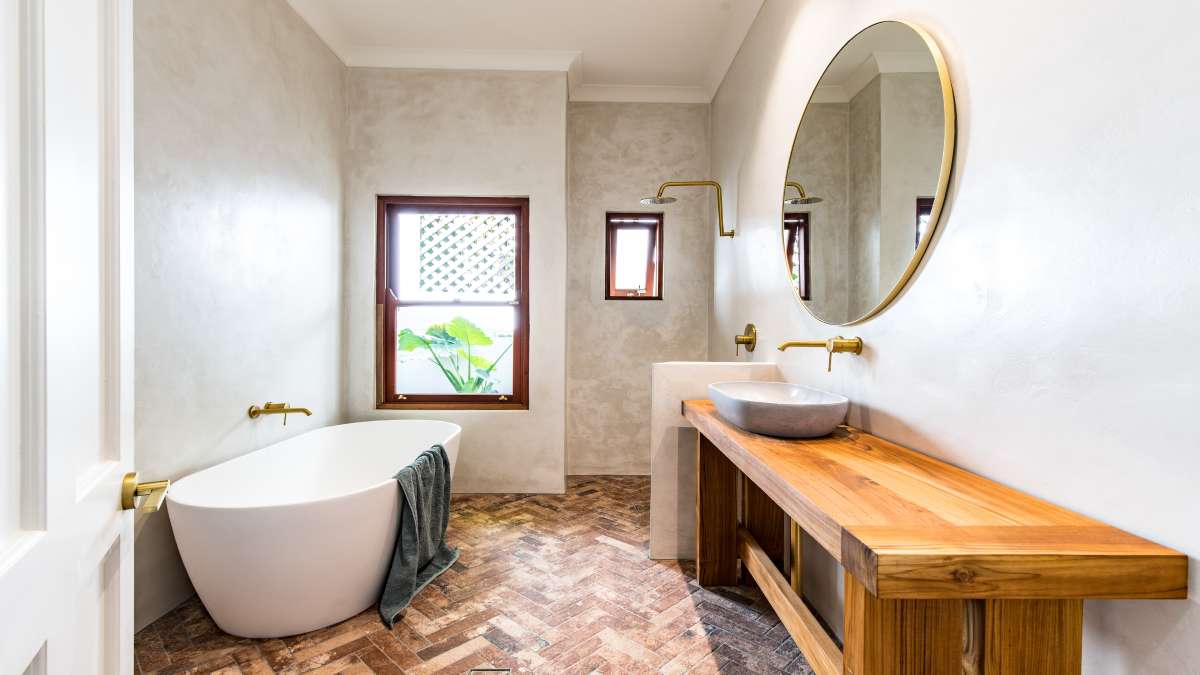 We zien hier een badkamer in een landelijke stijl met een inloopdouche.