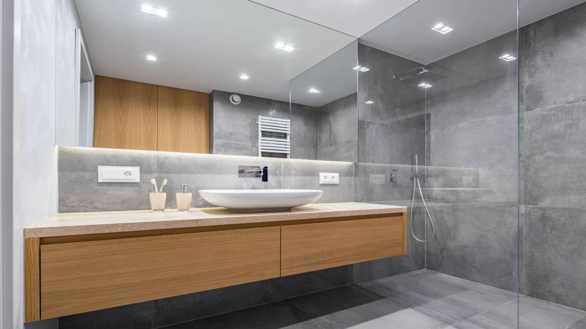 Een moderne badkamer die goed verlicht is.