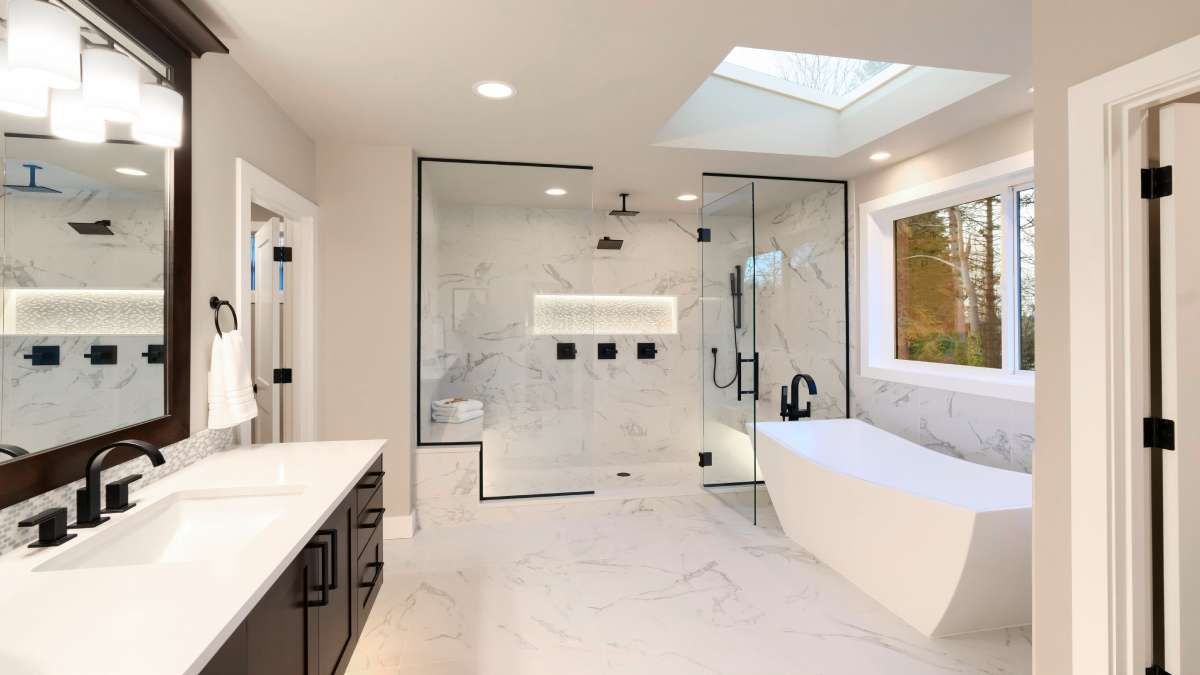Moderne inloopdouche met een eigentijds bad in de badkamer voor een stijlvolle en luxueuze uitstraling.