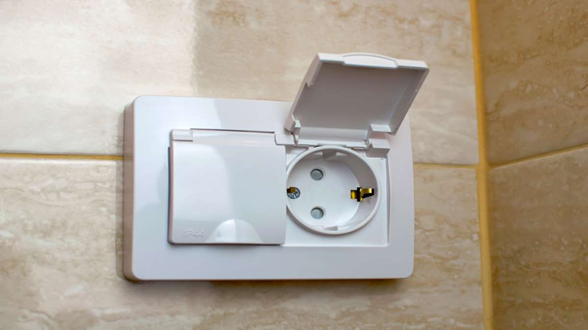 Een volledig veilig stopcontact: een aansluiting voor elektriciteit volgens de AREI-normen voor de badkamer. 