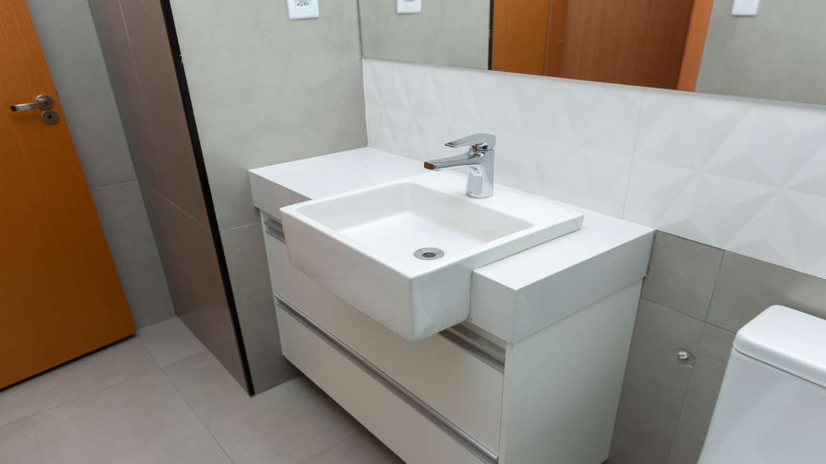 Een design wastafel in een moderne badkamer.