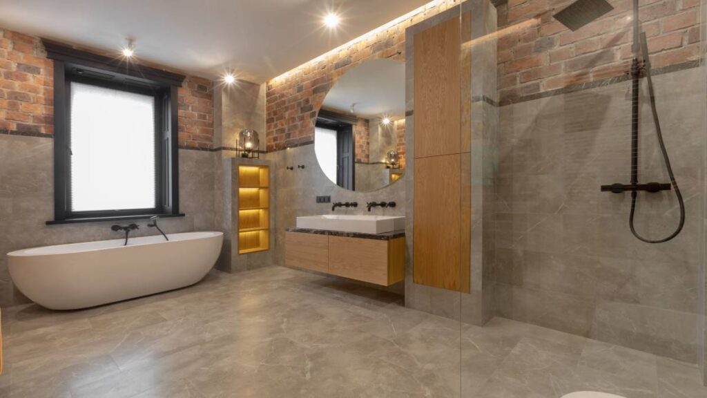 Een bruine badkamer met een inloopdouche met een gemetselde muur.
