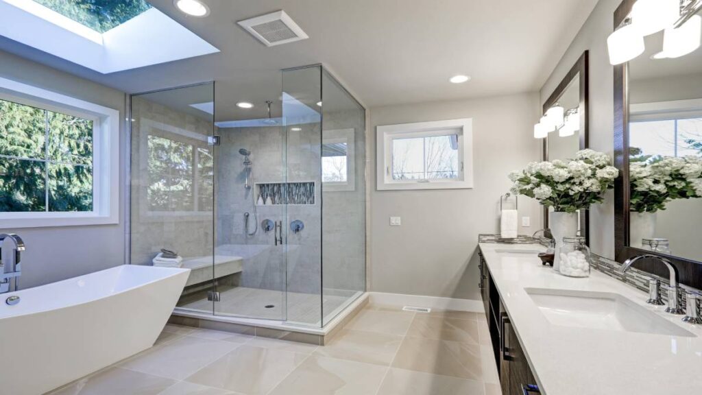 Een moderne grijze badkamer.