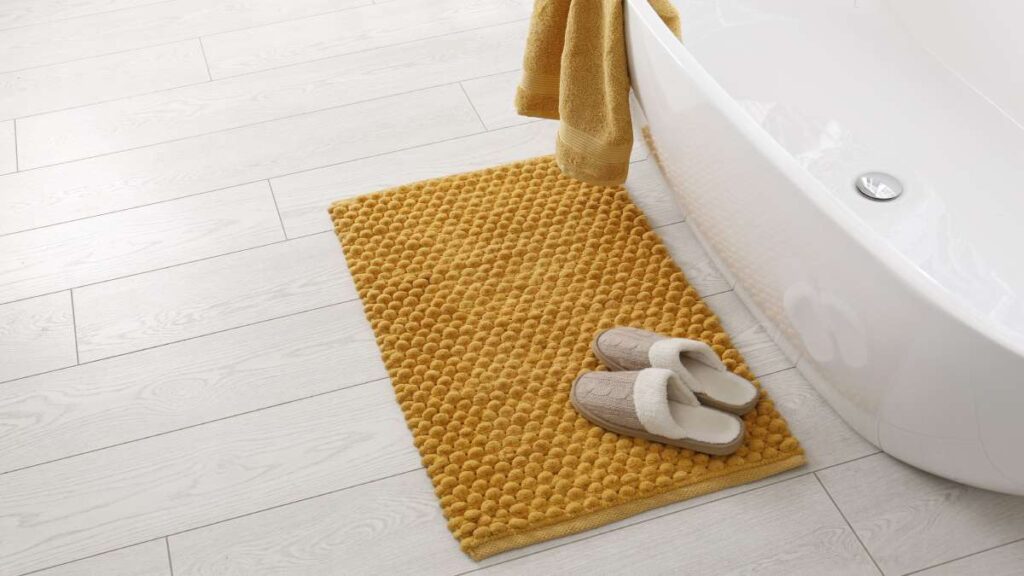Een moderne badkamer met een gele mat.