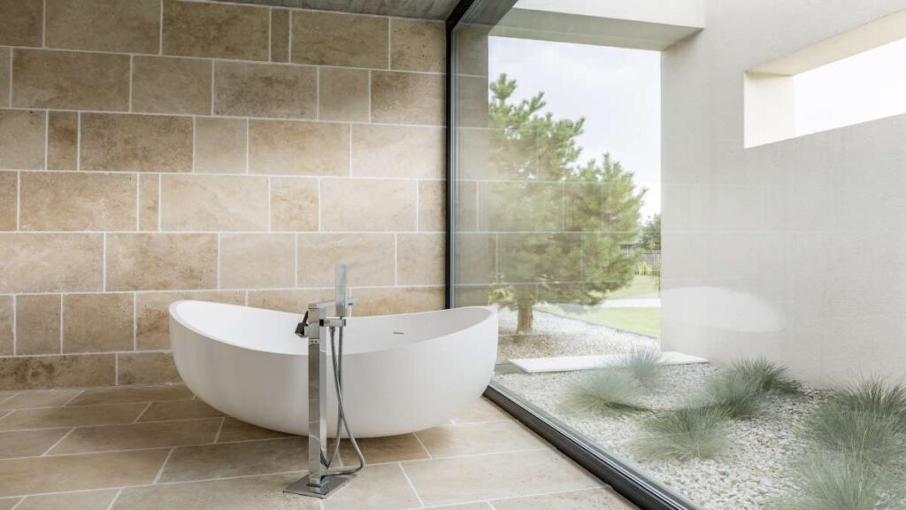 In de badkamer zijn natuursteen tegels gebruikt.