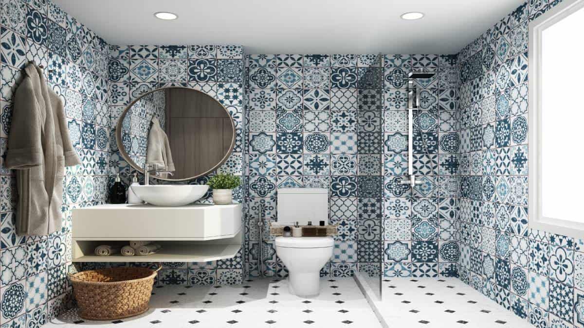 Badkamer met Portugese tegels als wandbekleding. Uitgerust met een inloopdouche, een wc, een wastafel en opbergruimte.