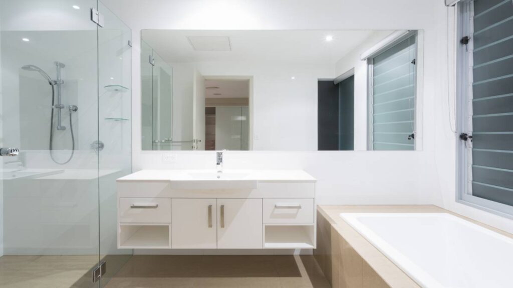 Compacte, moderne badkamer met spiegelverwarming.