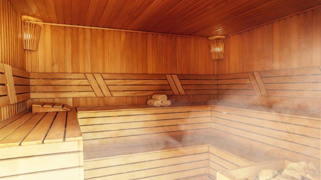 Dit is een voorbeeld van een traditionele Finse sauna met saunastenen en stoom.