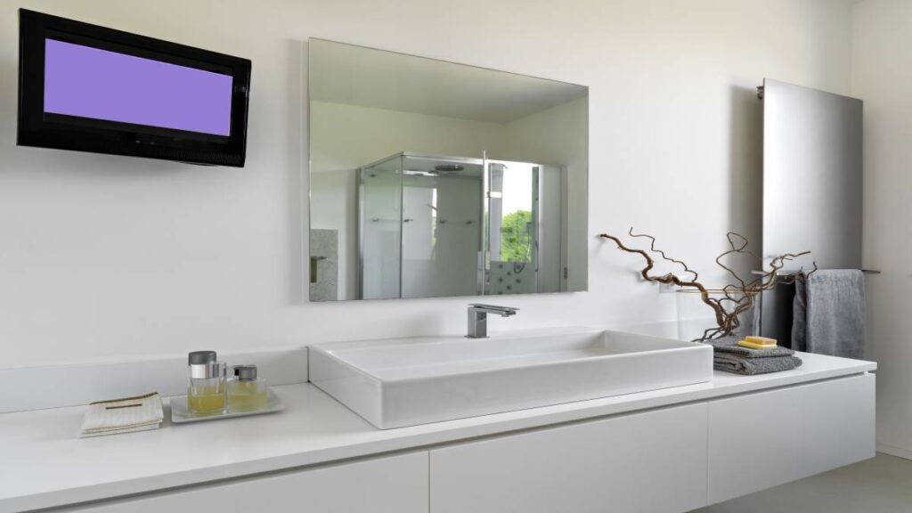 Een witte, moderne badkamer verwarmen met infraroodverwarming.