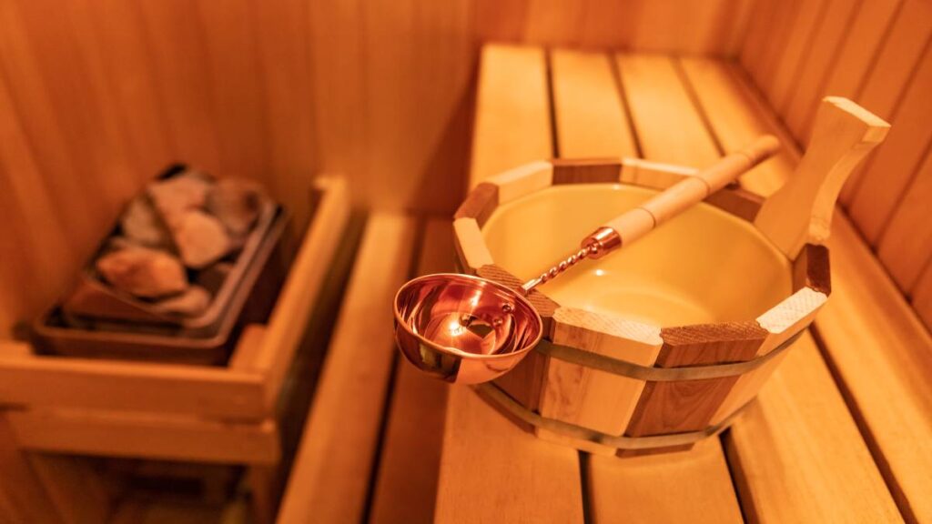 Kleine compacte badkamer met ingebouwde sauna.