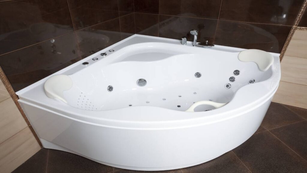 Een whirlpool met massage jets in een hoek van de badkamer.