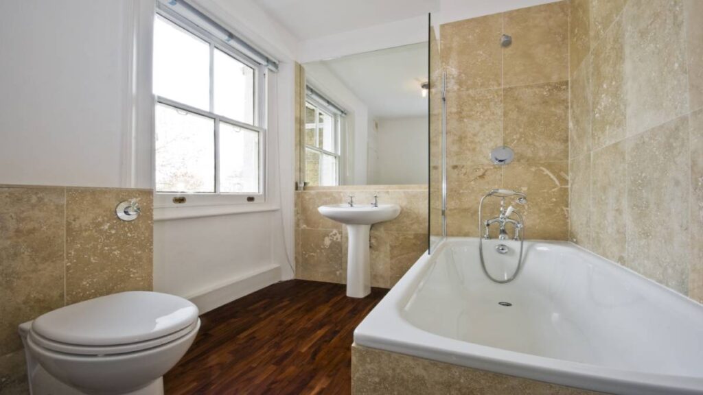 Kleine badkamer met laminaatvloer.