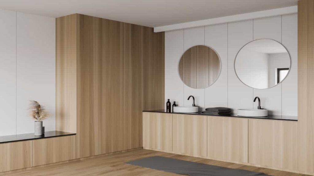 Een Scandinavische badkamer met minimalistische stijl en grote houten kasten. Witte kleuren en bleek hout domineren deze foto.